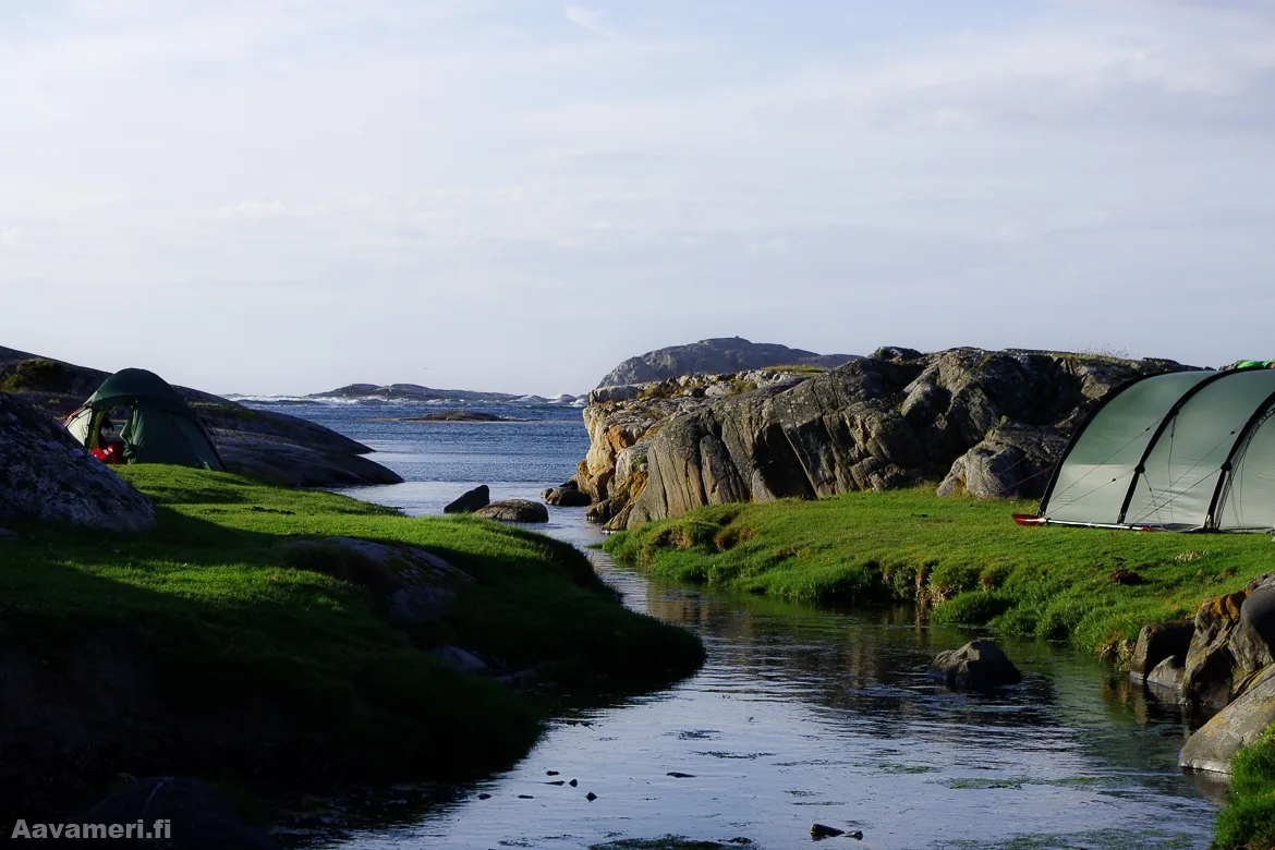 Melojat harjoittelevat paripelastusta merikajakeilla
